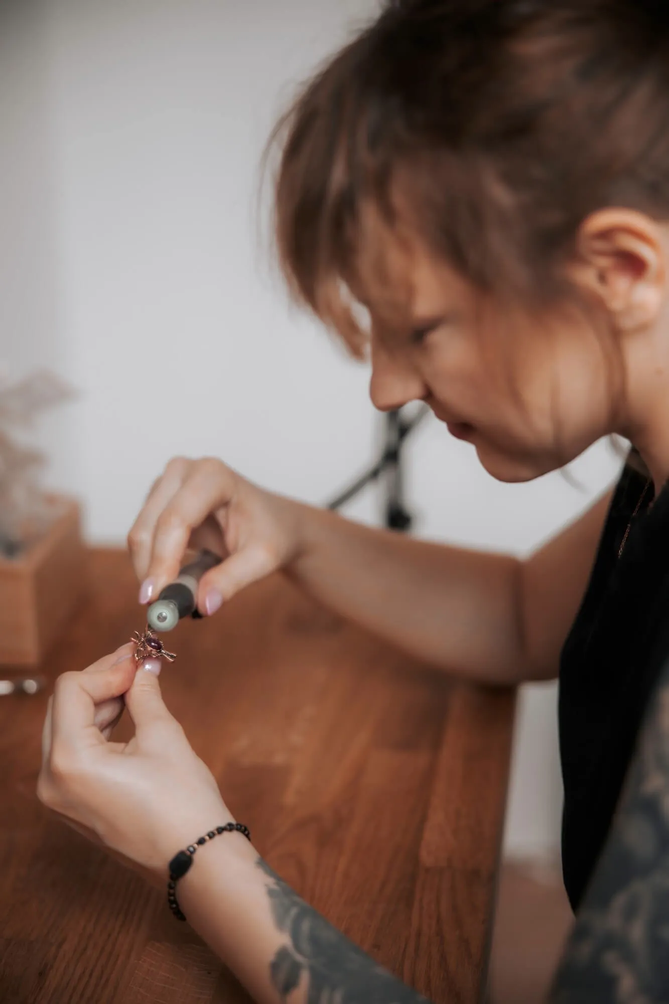 tworzenie biżuterii z kamieni naturalnych w pracowni Spirit Dust