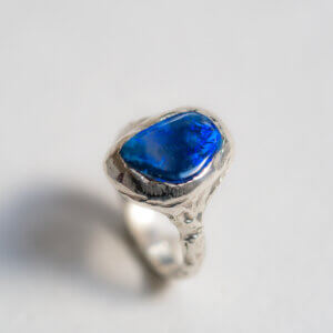 Pierścionek z opalem „Cisza Głębin” – srebro i australijski opal r. 11