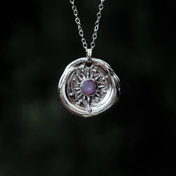 Srebrny naszyjnik z kamieniem księżycowym – Amulet Słońca - obrazek 3