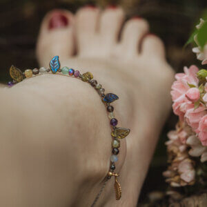 Bransoletka na kostkę z liśćmi i kamieniami – Leśna Wiedźma