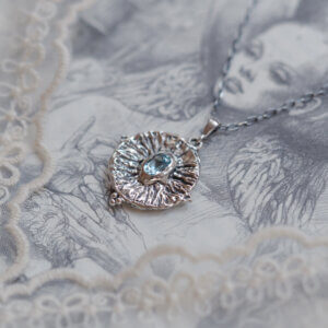 srebrny naszyjnik z naturalnym topazem – pełny kadr zawieszki