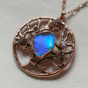 Naszyjnik z kamieniem księżycowym – amulet Drzewo Życia