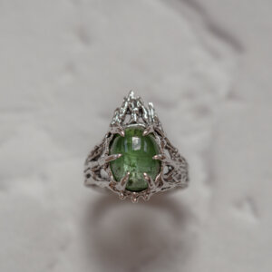 Mroczne drzewo – pierścionek z turmalinem zielonym