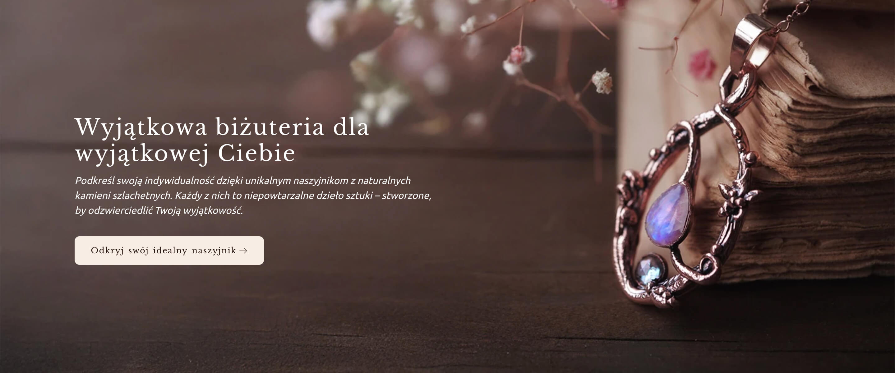 Naszynik z kamieni szlachetnych na tle starych ksiąg