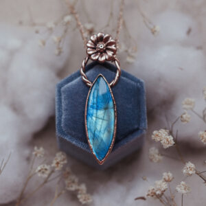 ręcznie robiony miedziany naszyjnik z labradorytem