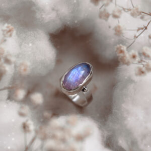 Srebrny pierścionek z kamieniem księżycowym (rozmiar 15)