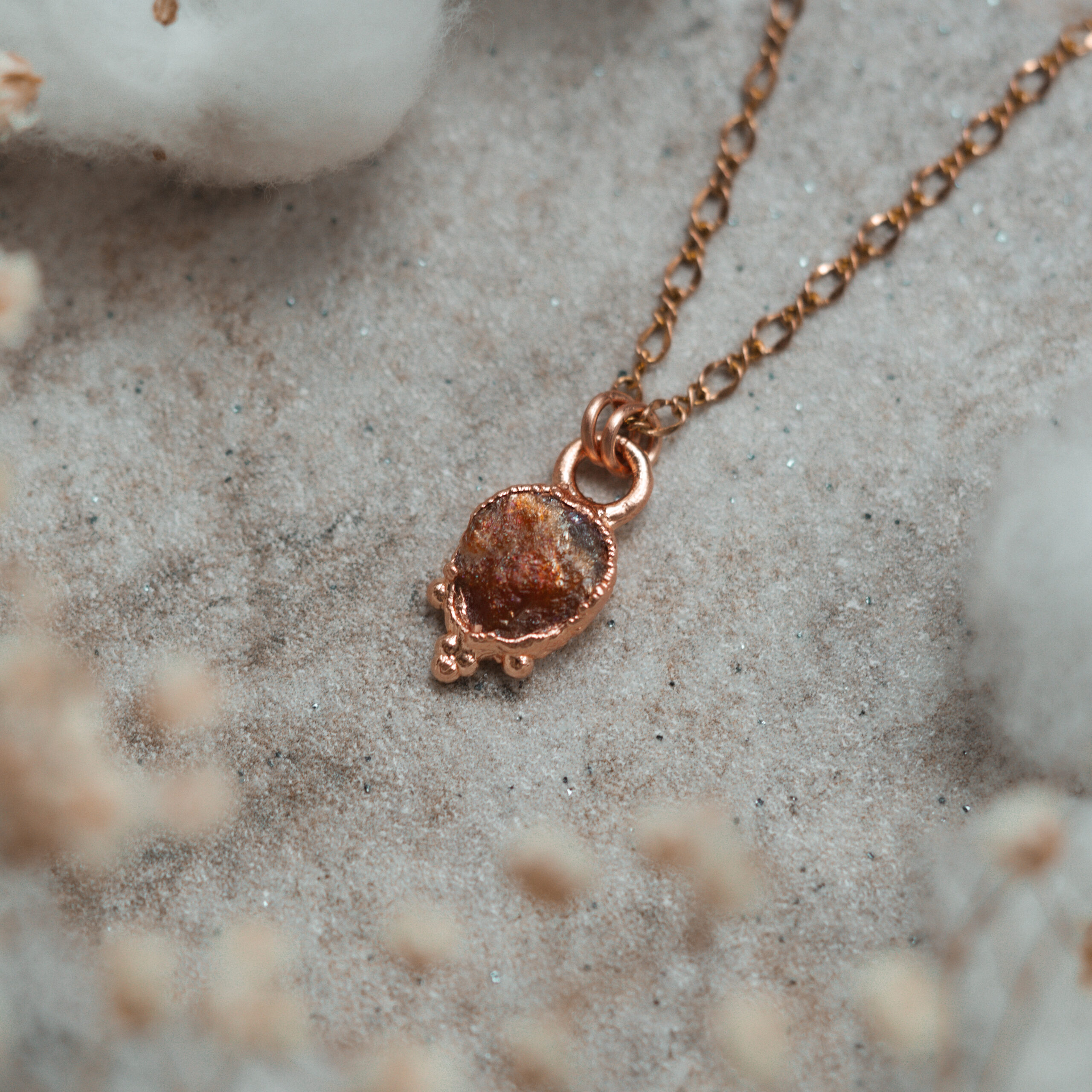 delikatny miedziany wisiorek z kamieniem słonecznym