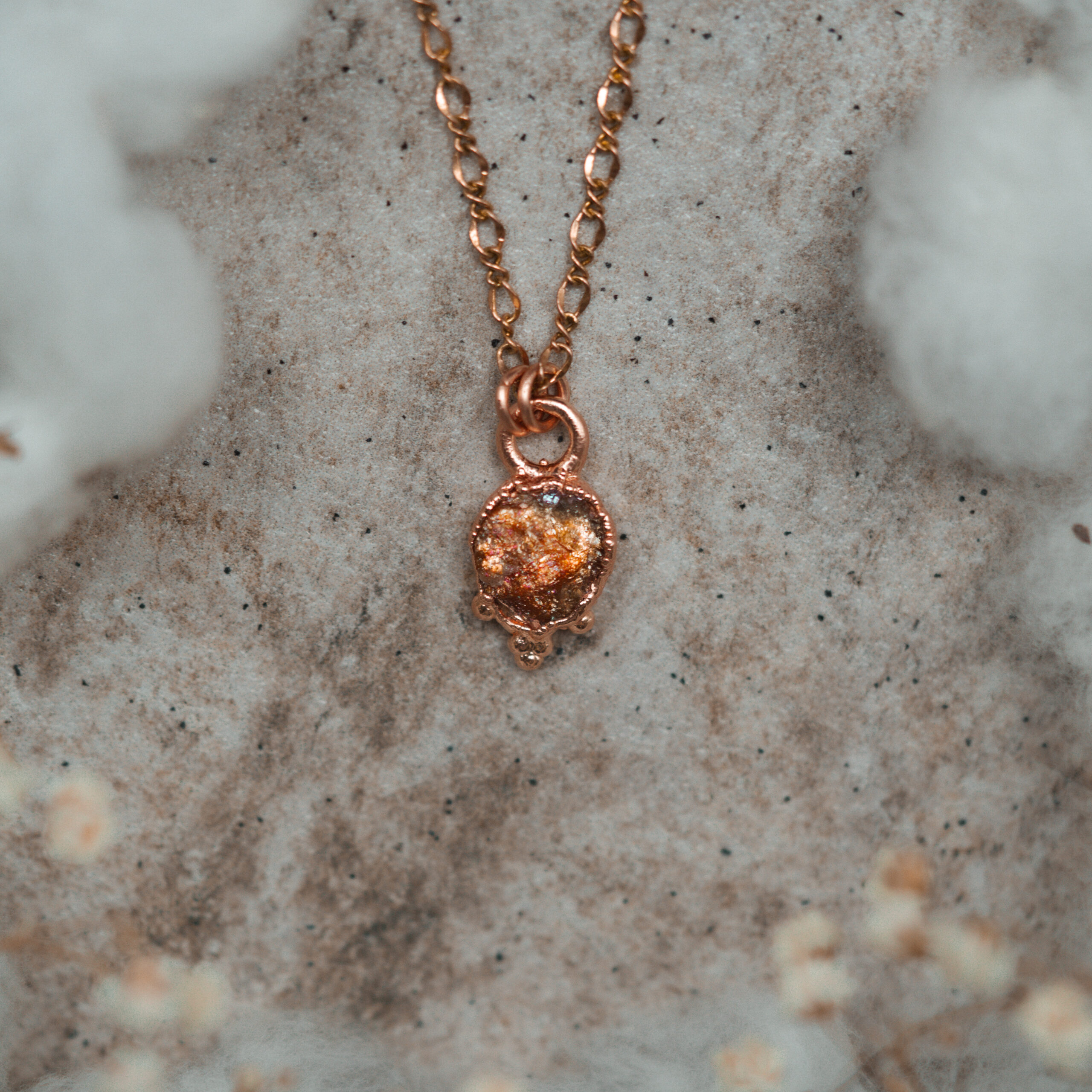 wisiorek z kamieniem słonecznym