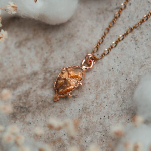 surowy kamień słoneczny w owalnej formie