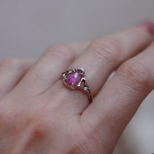 Ring with pink tourmaline on the hand - Drop of Rose