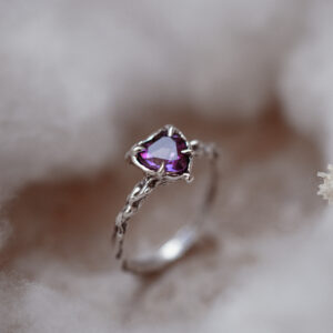 ręcznie robiony pierścionek srebrny z ametystem w organicznej oprawie