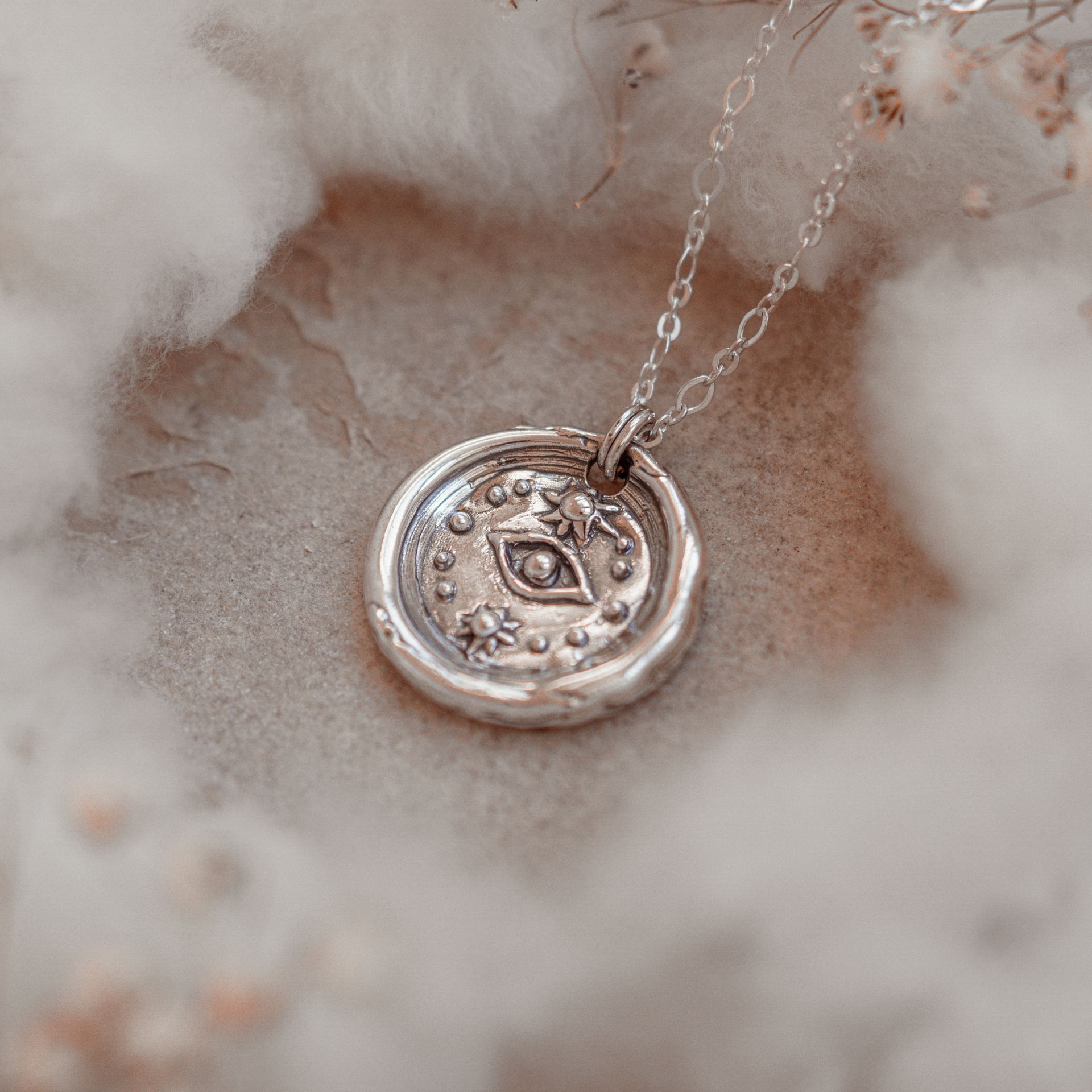 ręcznie wykonany srebrny naszyjnik z okiem