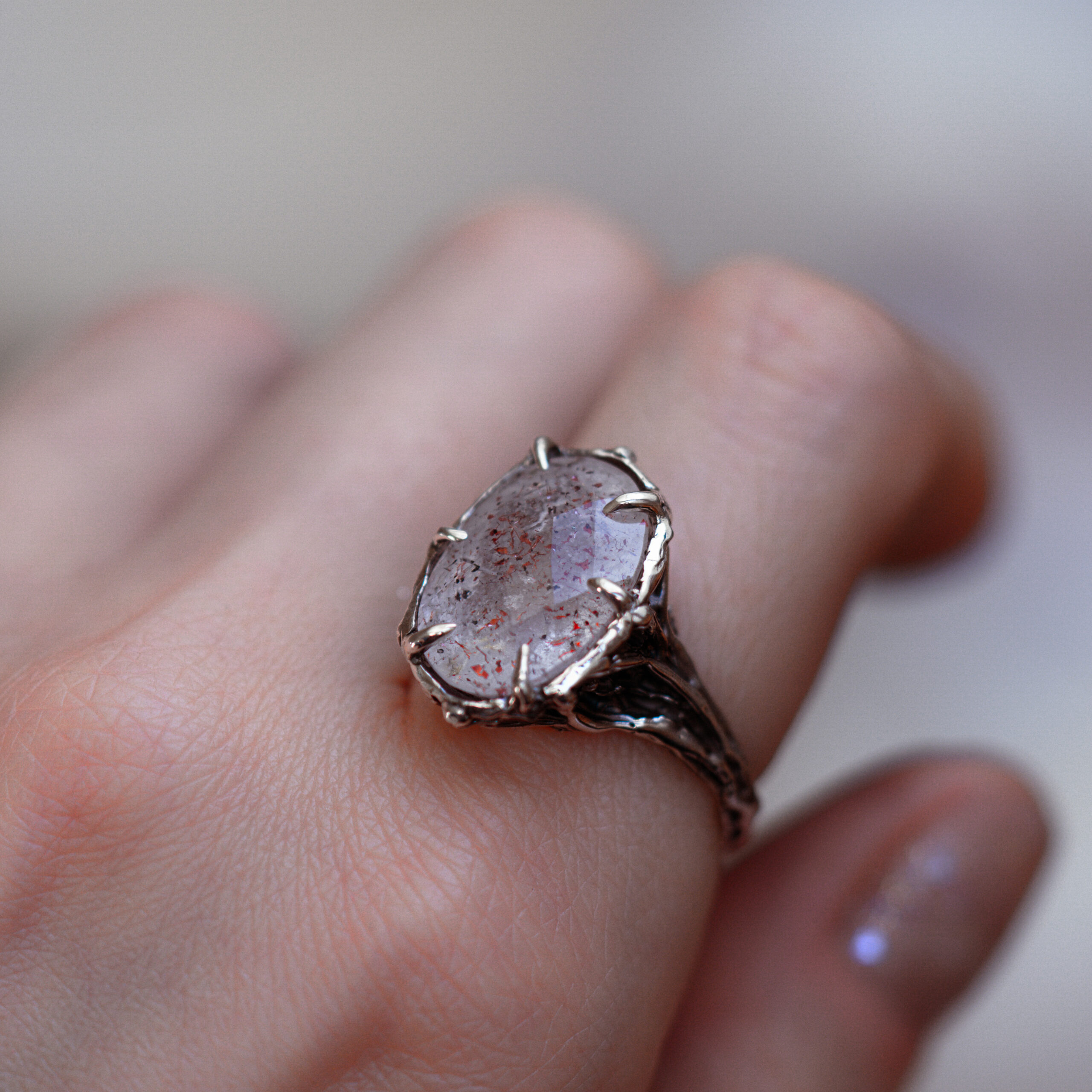 ręcznie robiony pierścionek z Super Seven rozmiar 17,5