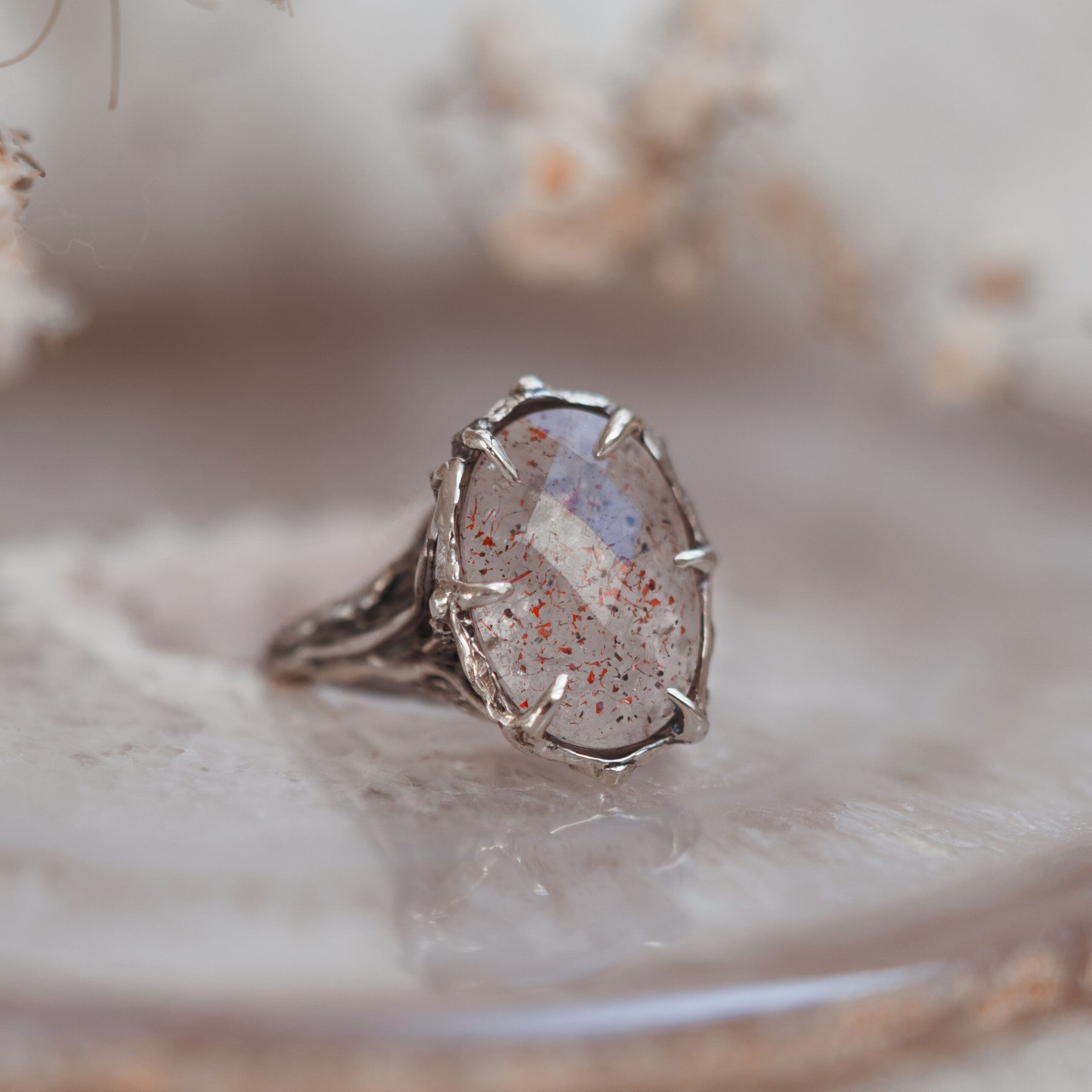 organiczny pierścionek srebrny z Super Seven