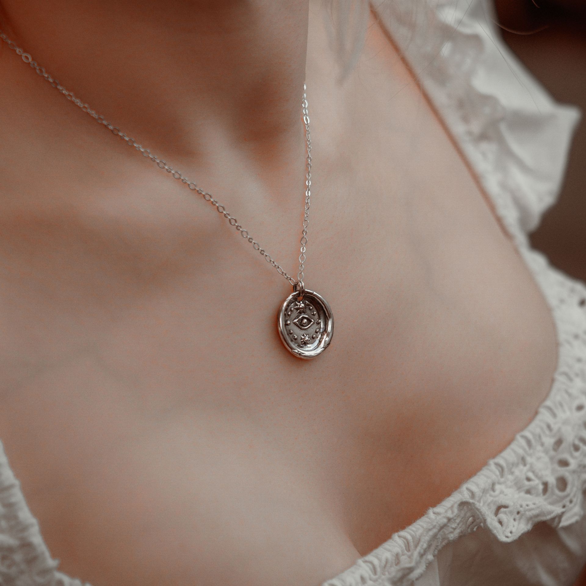 srebrny talizman z motywem oka