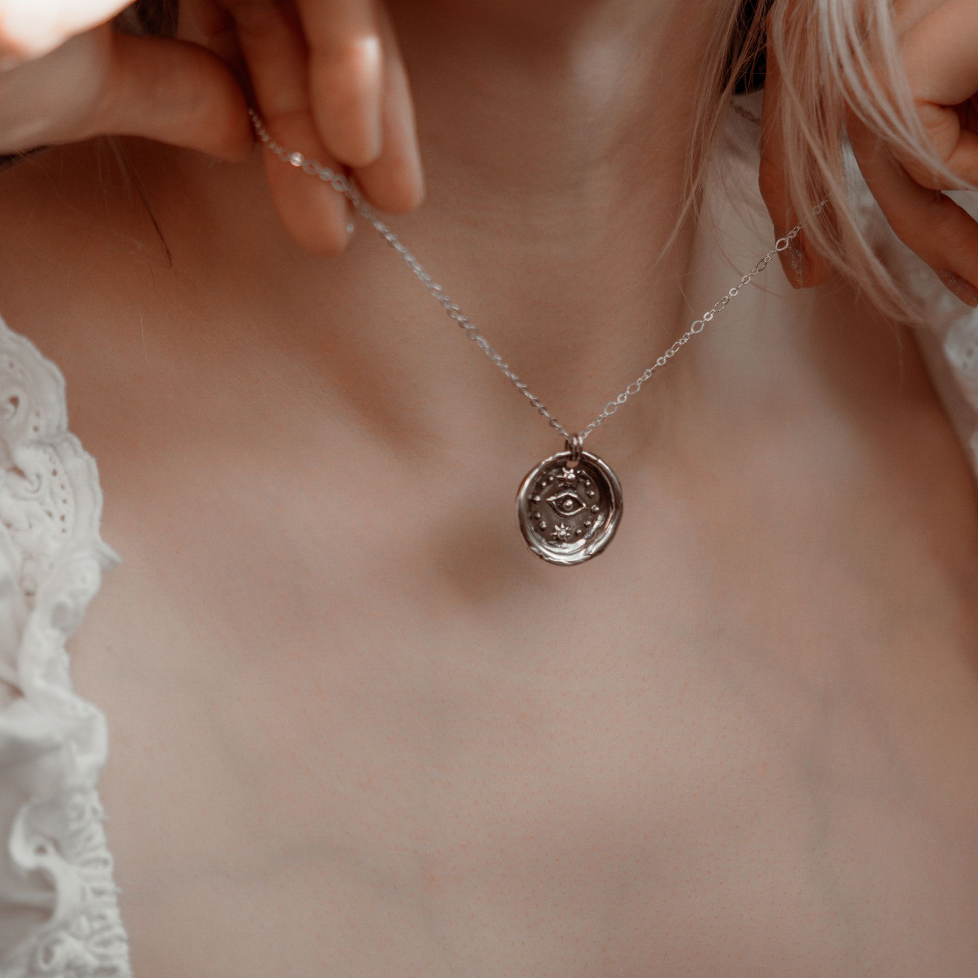 srebrny wisiorek z symbolem oka