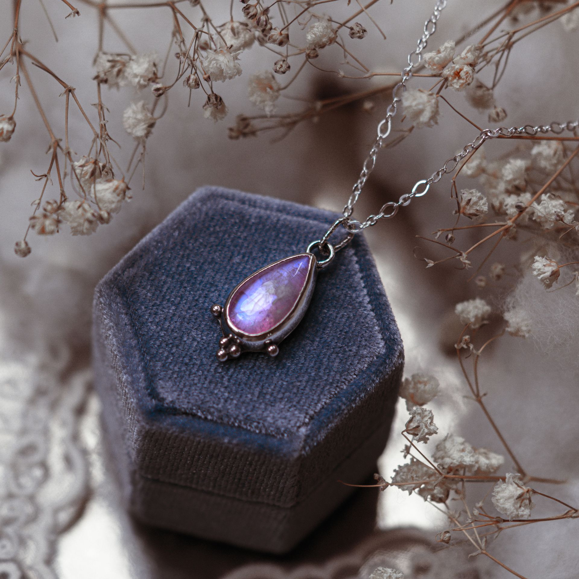 Naszyjnik z kamieniem księżycowym – cichy blask - obrazek 3