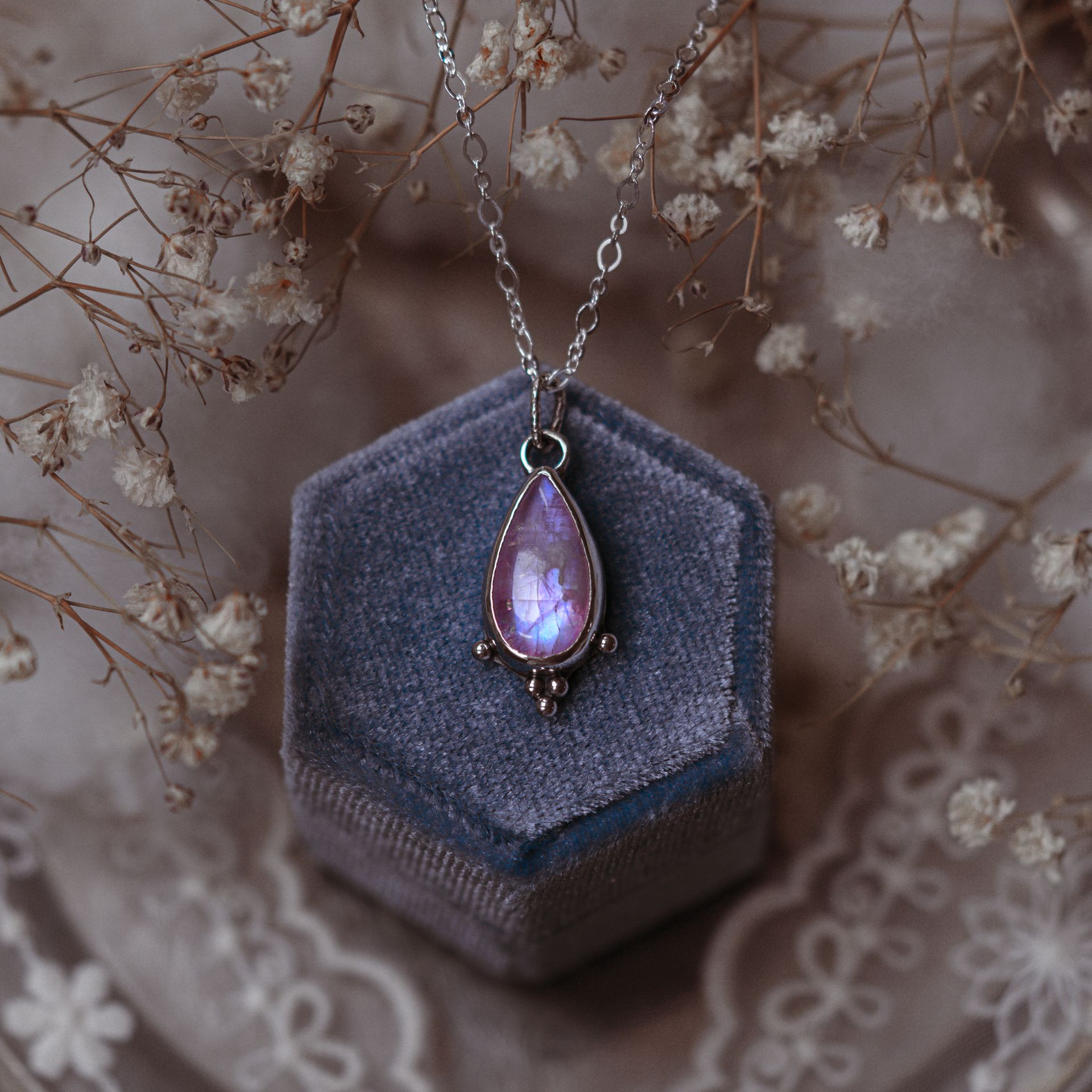 naszyjnik z kamieniem księżycowym – widok z przodu