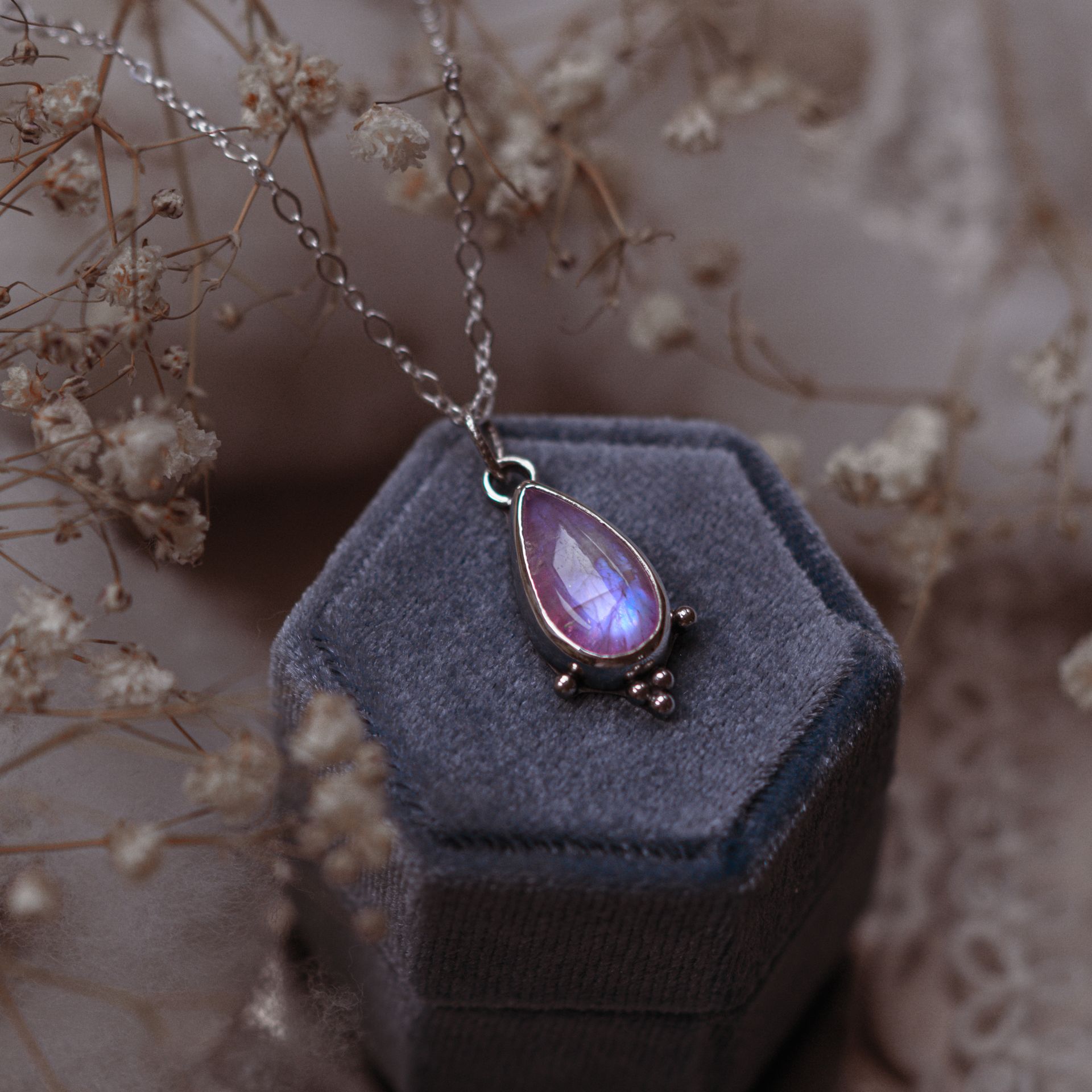 srebrny naszyjnik z kamieniem księżycowym – detal