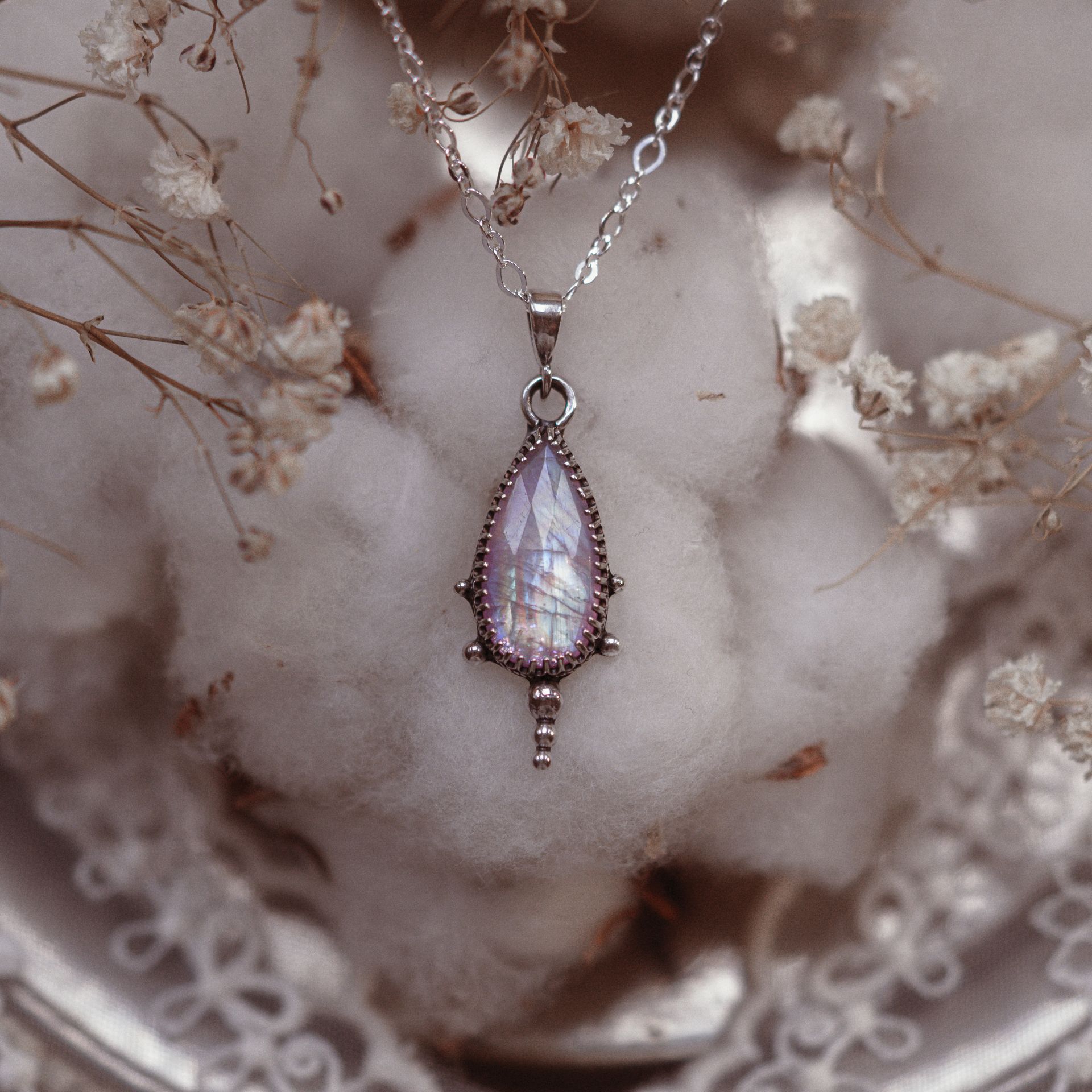 Naszyjnik z kamieniem księżycowym – między kolorami - obrazek 2