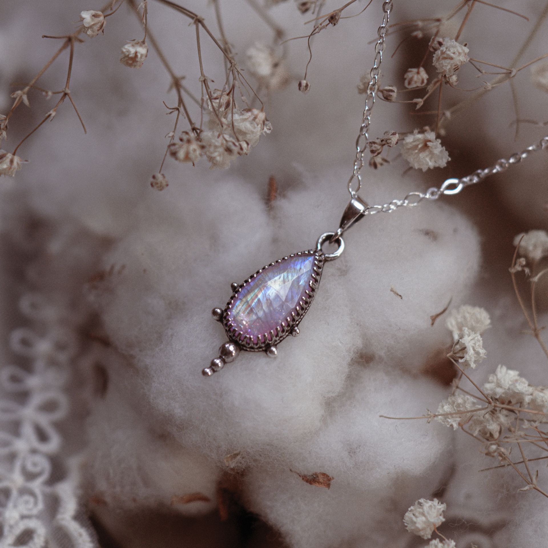 Naszyjnik z kamieniem księżycowym – między kolorami