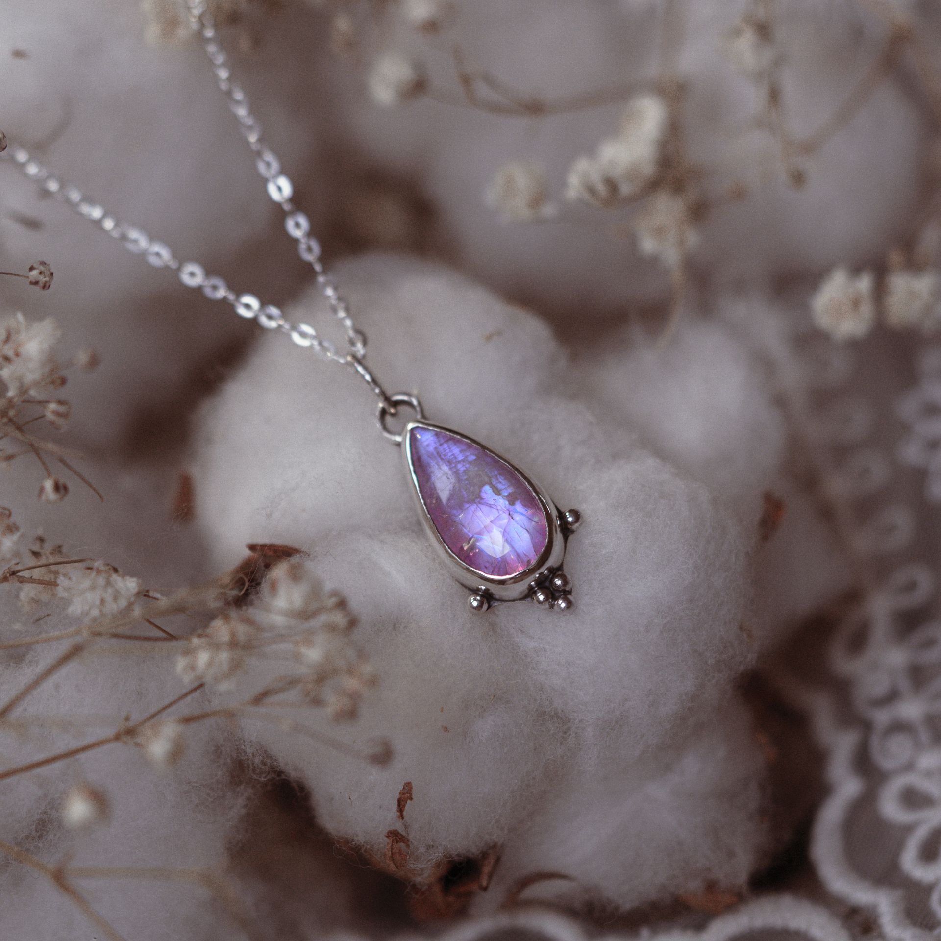 Naszyjnik z kamieniem księżycowym – cichy blask