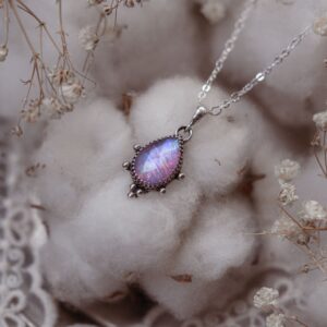 Srebrny naszyjnik z kamieniem księżycowym – kropla światła