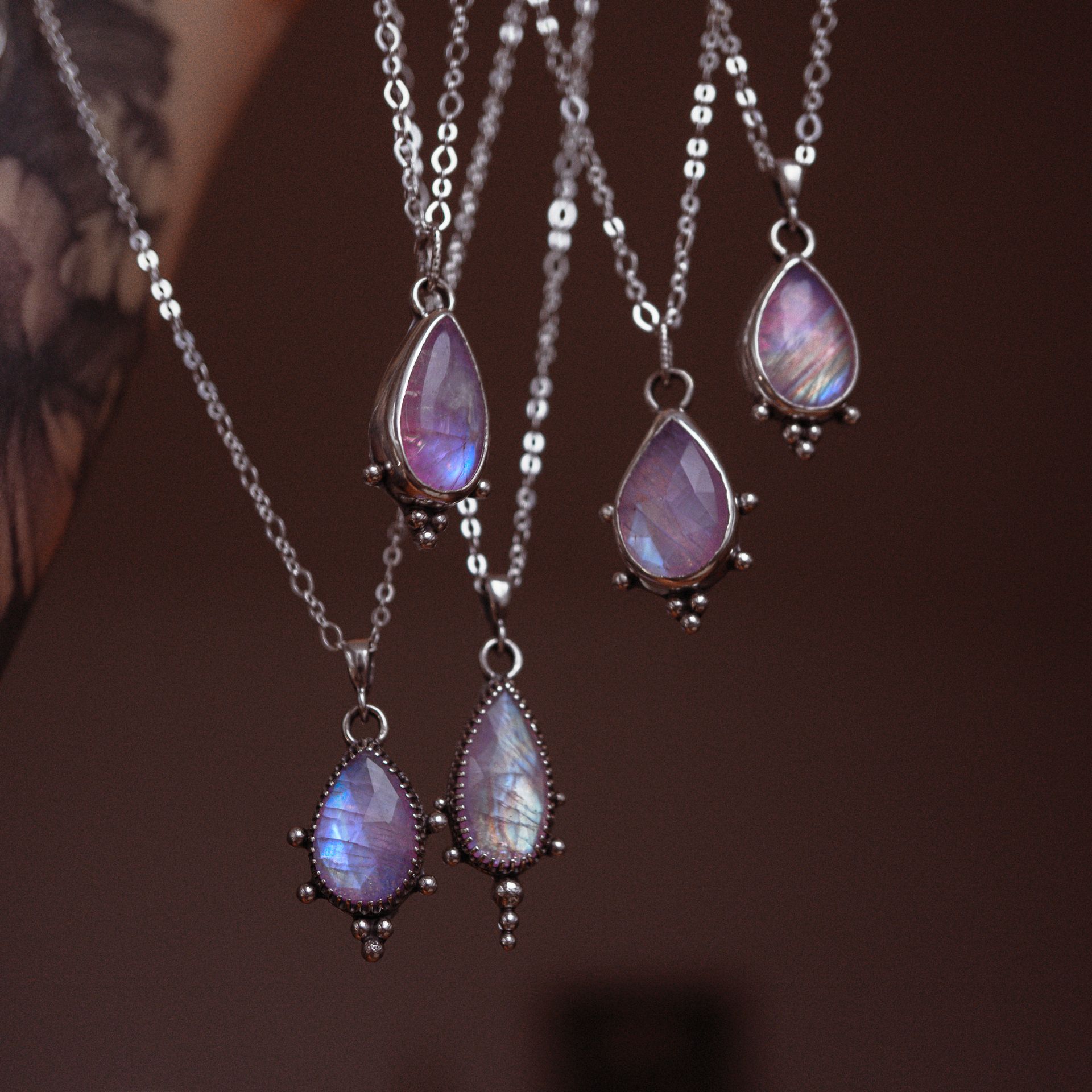 Naszyjnik z kamieniem księżycowym – między kolorami - obrazek 5