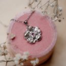 Naszyjnik z różowym kwarcem – srebrny kwiat z kamieniem