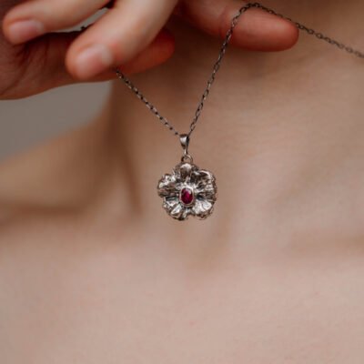 Naszyjnik z rubinem – srebrny kwiat z naturalnym kamieniem