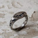 Srebrny pierścionek skała – ręcznie rzeźbiony, r. 21,5