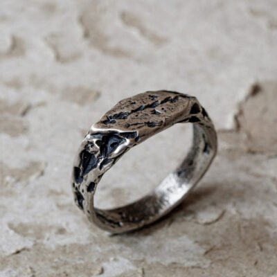 Srebrny pierścionek skała – ręcznie rzeźbiony, r. 22