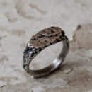 Srebrny pierścionek skała – ręcznie rzeźbiony, r. 19
