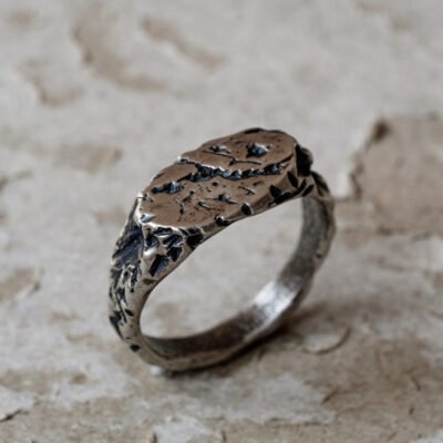 Srebrny pierścionek skała – ręcznie rzeźbiony, r. 19