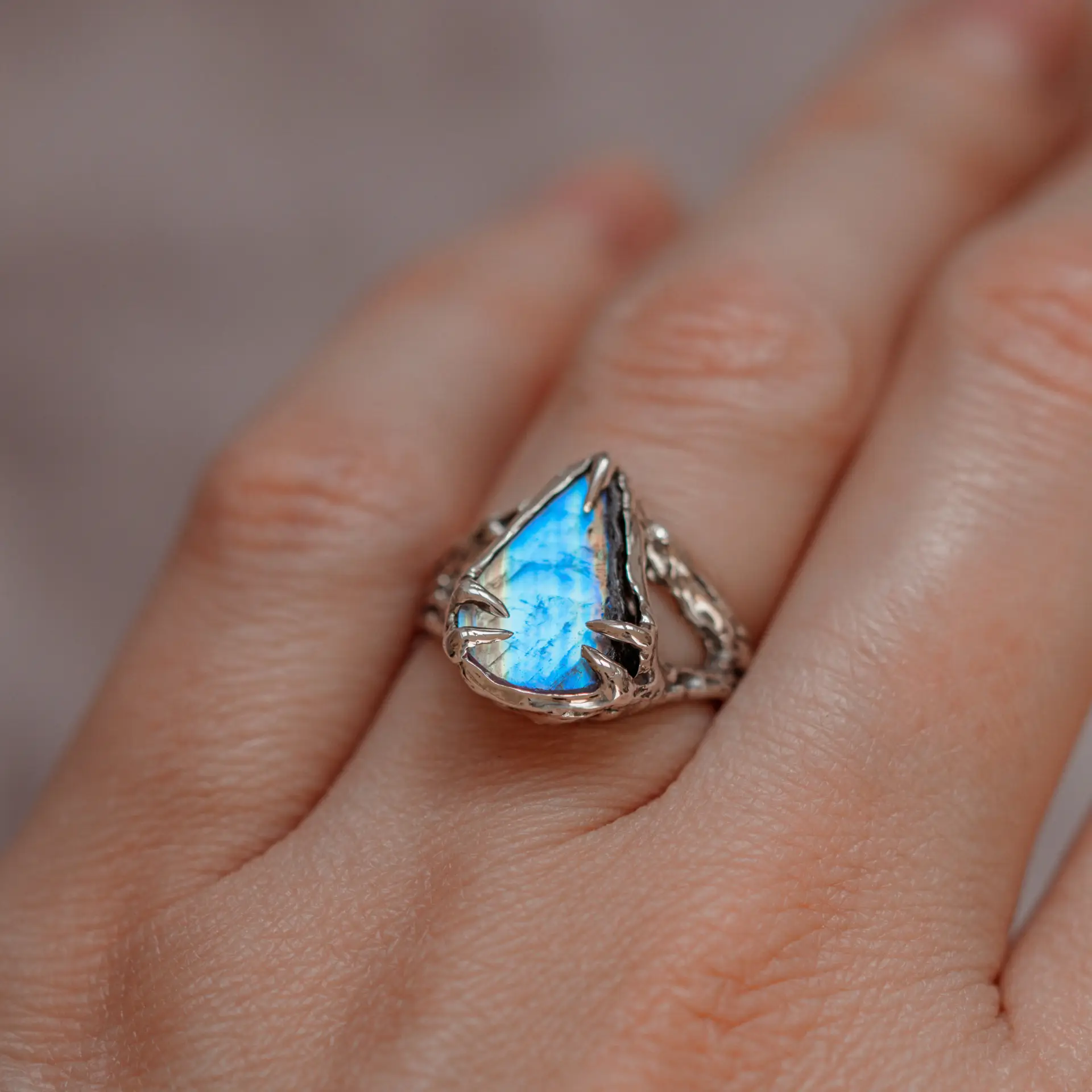 Łza księżyca – pierścionek z kamieniem księżycowym r. 11,5 - obrazek 3