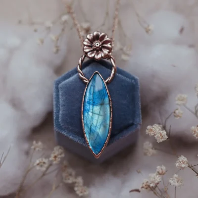 Miedziany naszyjnik z labradorytem – Kwiat Światła