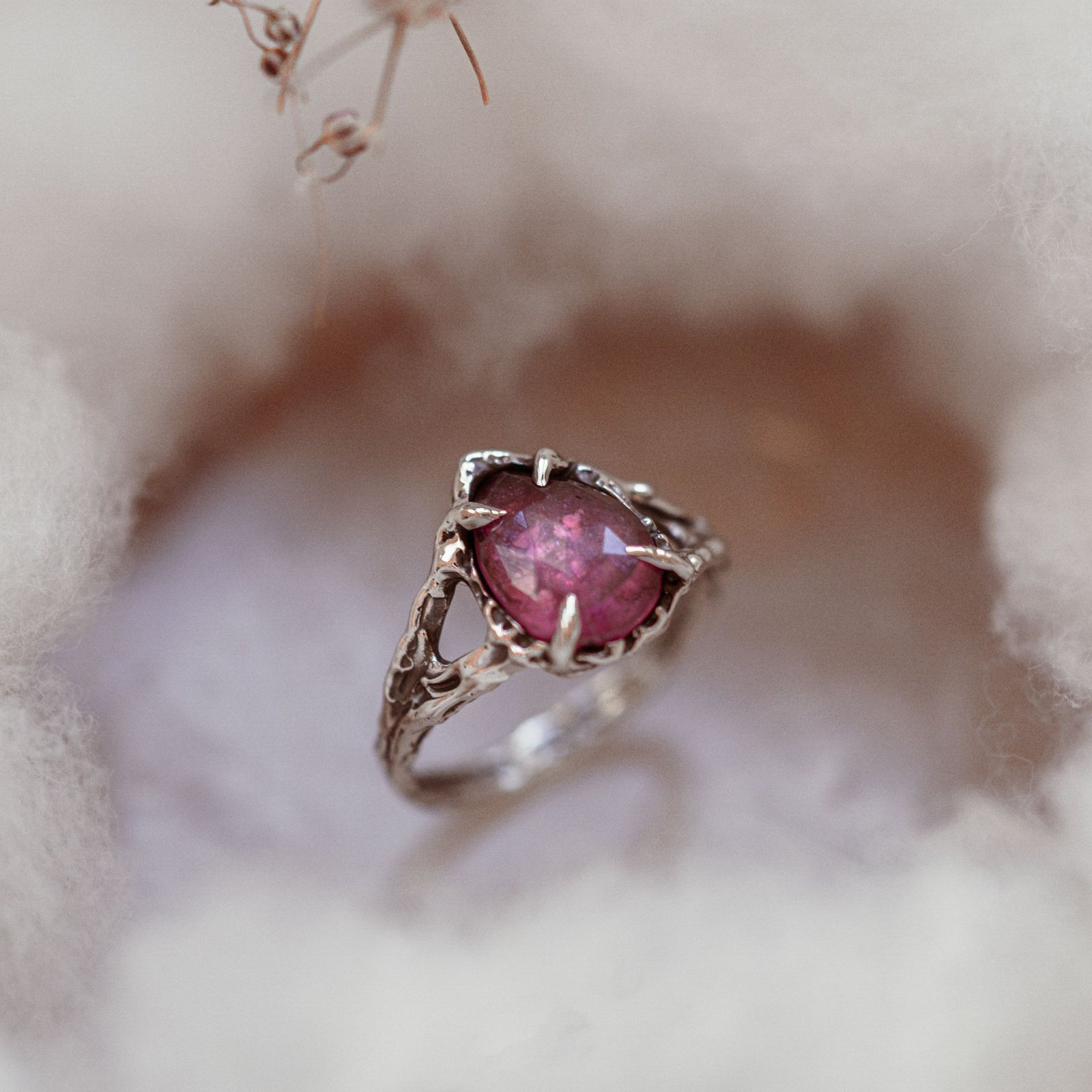 Srebrny pierścionek z różowym turmalinem, r. 11,5