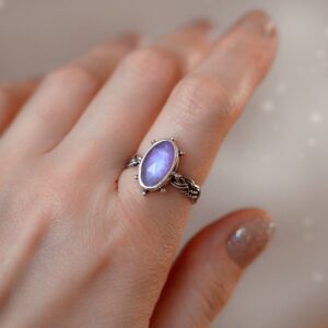 Srebrny pierścionek z kamieniem księżycowym – cichy blask