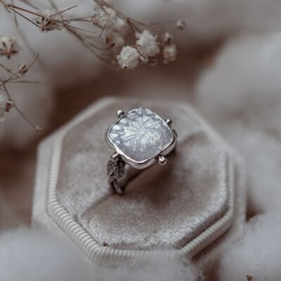 Ring mit weißer Muschel, 925er Silber, handgeschnitzte Blume