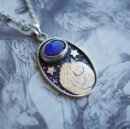 Silbernacht-Halskette: Eichhörnchen unter Sternen