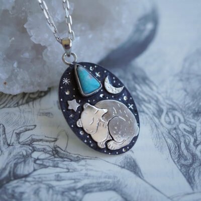 Opal-Traum: Silberkette mit schlafendem Bärenmotiv