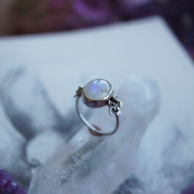 Silberner Glanz: Ring mit Mondstein 14