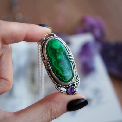 Verzaubertes Blatt: Silberne Halskette mit Malachit und Amethyst