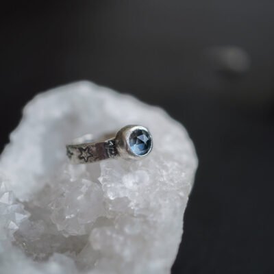 Gwiezdny Blask: Srebrny Pierścień z Topazem i Księżycem r. 12.5