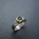 Pierścionek z oliwinem – srebro, które przyciąga światło r. 11