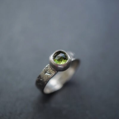 Pierścionek z oliwinem – srebro, które przyciąga światło r. 11