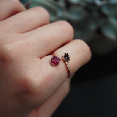 Miedziany pierścień grzybek z surowym rubinem - Rozmiar 14.5.