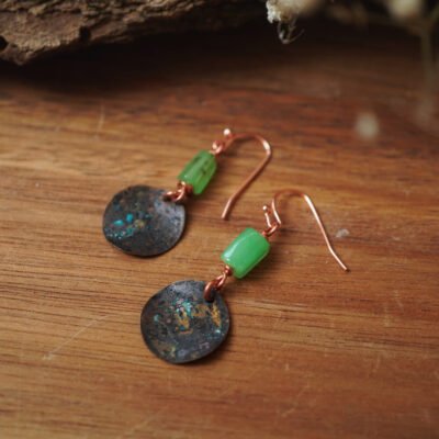 Naturalne piękno: Kolczyki z chryzoprazem w miedzi