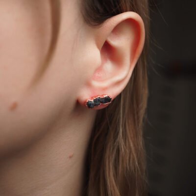 Surowy szafir w minimalistycznej formie – kolczyki sztyfty