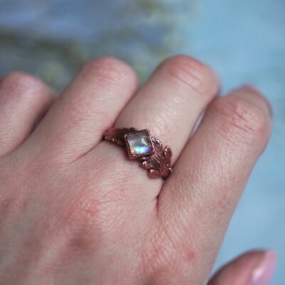 Pierścionek z liściem paproci i kamieniem księżycowym r. 15